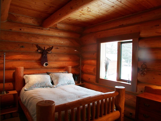 bright log home bedroom design ideas